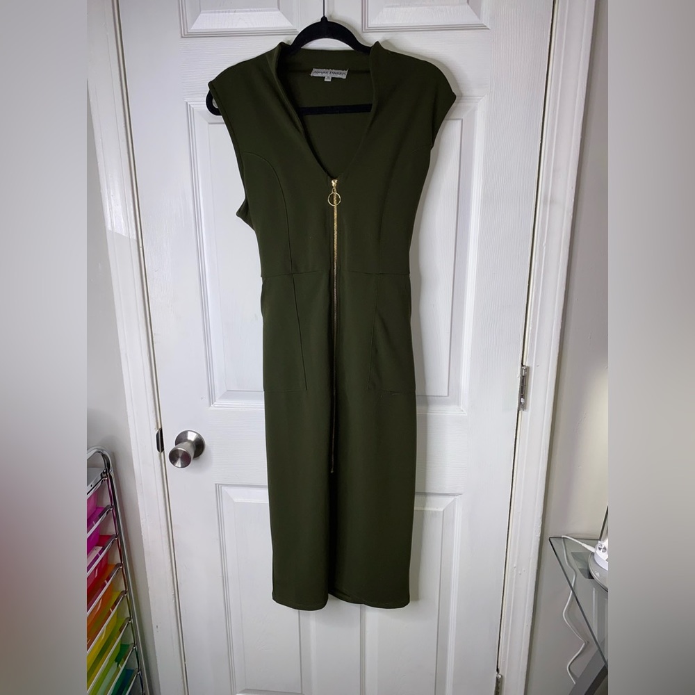 Girlies this dress gives me powerful woman vibes for work or business dinners